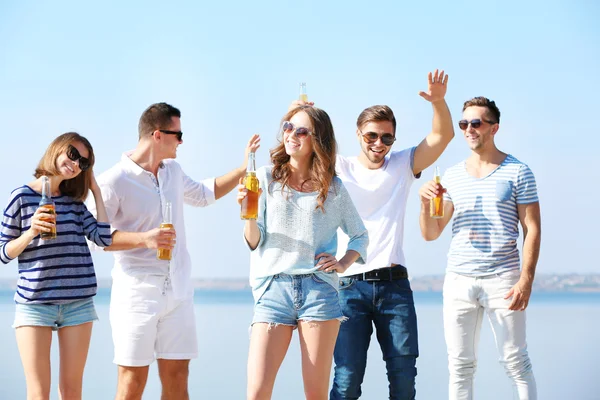 Jolies jeunes avec de la bière — Photo