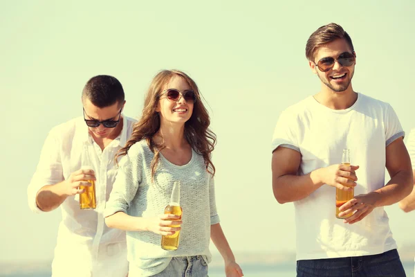 Guapa gente joven con cerveza —  Fotos de Stock