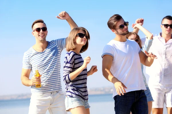 Guapa gente joven con cerveza — Foto de Stock