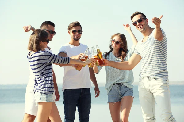 Mooie jonge mensen met bier — Stockfoto