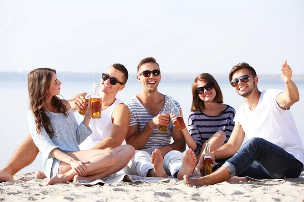 Mooie jonge mensen met bier — Stockfoto