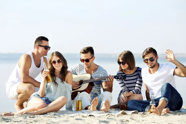 Jeunes avec des chansons de chant de guitare — Photo