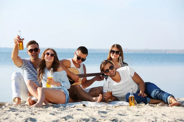 Young people with guitar singing songs — Stock Photo, Image