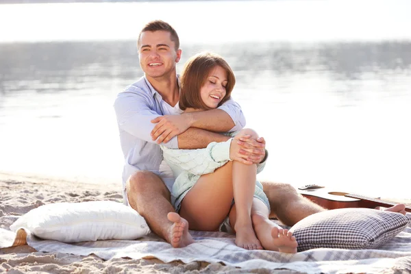 A fiatal pár a parton — Stock Fotó