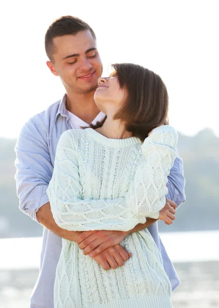 Pareja joven en la orilla del río —  Fotos de Stock