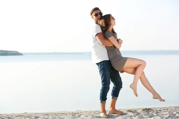 Jeune couple au bord de la rivière — Photo