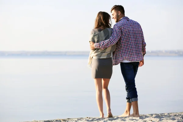 Pareja joven en la orilla del río —  Fotos de Stock