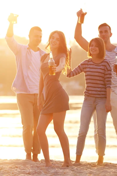 Jugendliche mit Bier am Flussufer — Stockfoto