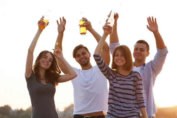 Giovani con birra sul lungofiume — Foto Stock