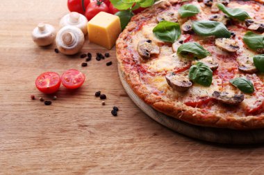 sebze ve fesleğen masada lezzetli pizza yakın çekim