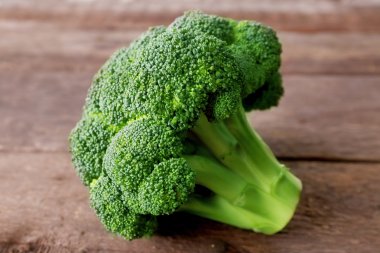 Tahta arka planda taze brokoli.