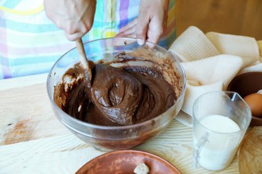 Hamur için çikolatalı pasta hazırlama
