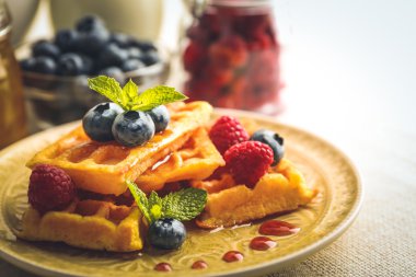 Orman meyveleri ile tatlı ev yapımı gözleme