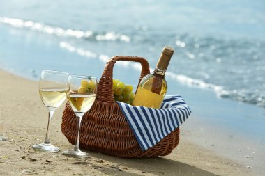 şişe şarapla piknik sepeti