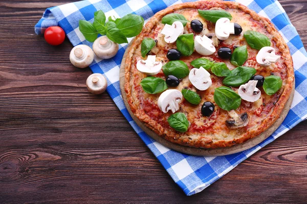 Pizza lezat dengan sayuran dan kemangi di atas meja tutup — Stok Foto