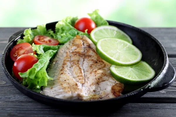 Balık fileto salata ve kireç tablo ile tabak kapat — Stok fotoğraf