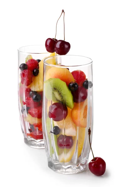 Salade de fruits frais dans des verres isolés sur blanc — Photo