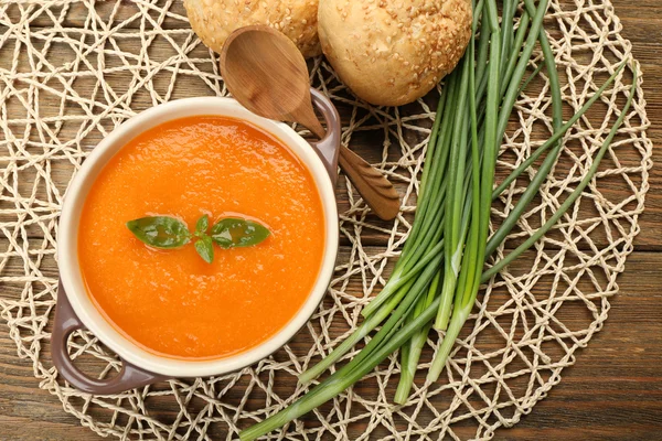 Sup krim wortel dengan roti di atas meja tutup — Stok Foto