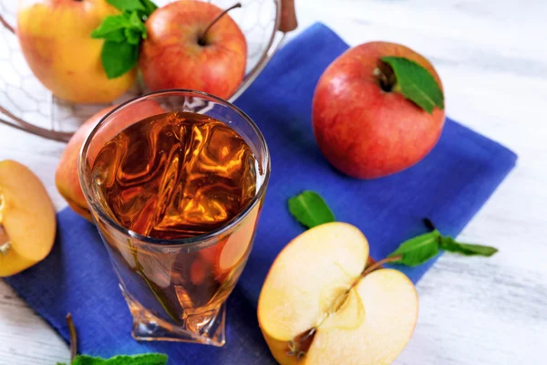 Glas appelsap met fruit en verse munt op tafel close-up — Stockfoto