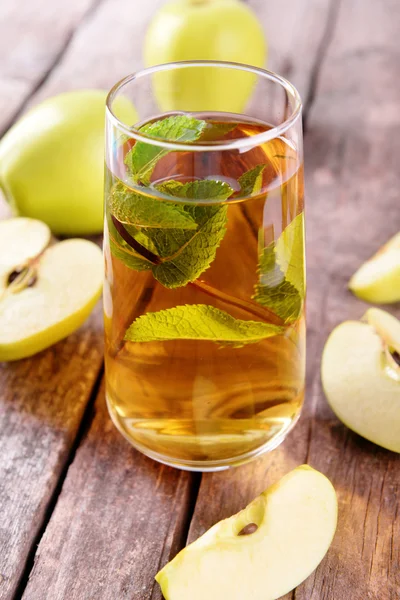 Bicchiere di succo di mela con frutta e menta fresca sul tavolo da vicino — Foto Stock