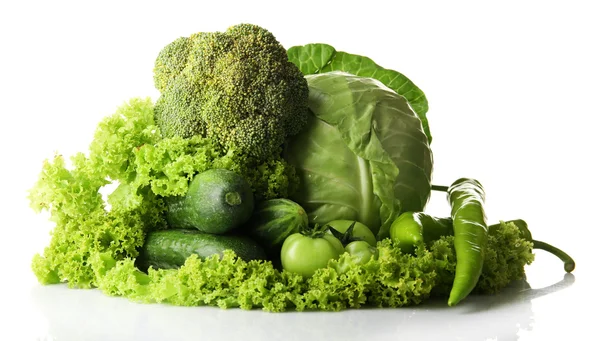 Куча зеленых овощей, изолированных на белом — стоковое фото