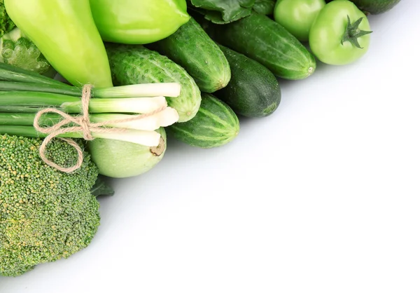 Σωρό από πράσινα λαχανικά που απομονώνονται σε λευκό — Φωτογραφία Αρχείου