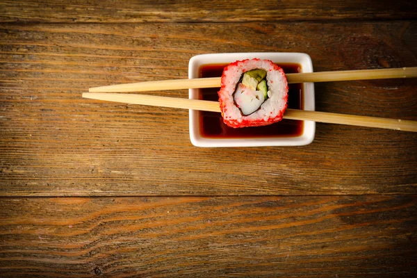 Rollo con salsa y palos — Foto de Stock