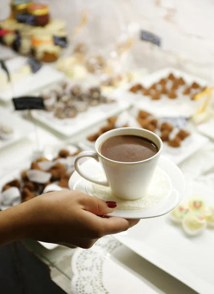 ホット チョコレートのカップを持っている女性の手 — ストック写真