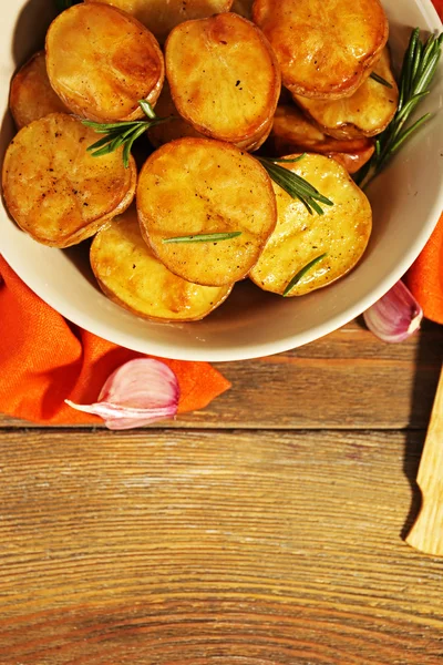 Картофель с розмарином в миске — стоковое фото