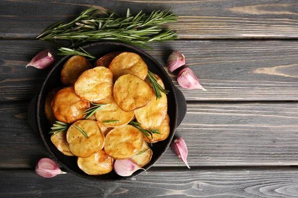 Delicious bakade potatis med rosmarin i stekpanna — Stockfoto