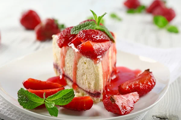 Köstlicher Käsekuchen mit Beeren — Stockfoto