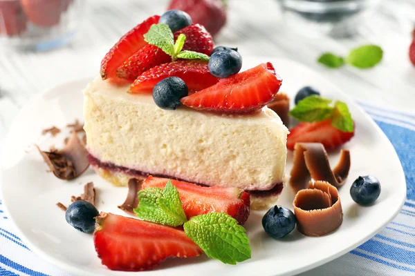 Heerlijke cheesecake met bessen — Stockfoto