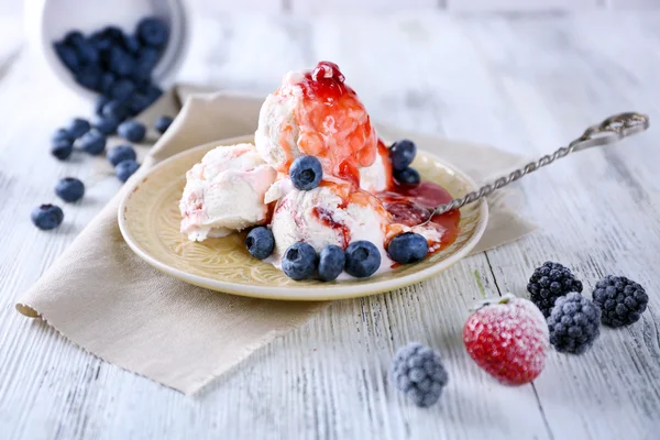 Leckeres Eis mit frischen gefrorenen Beeren — Stockfoto