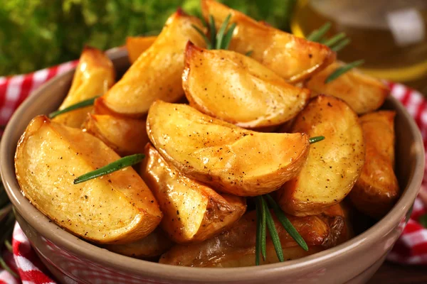 Cunei di patate al forno sul tavolo — Foto Stock