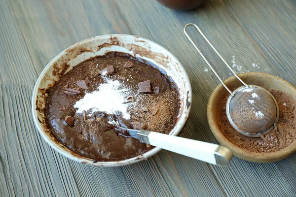 Teig für Schokoladenkuchen zubereiten — Stockfoto