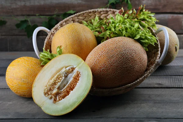 Melones maduros con hojas verdes —  Fotos de Stock
