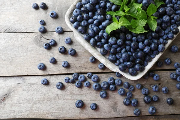 Nane ile lezzetli olgun yaban mersini