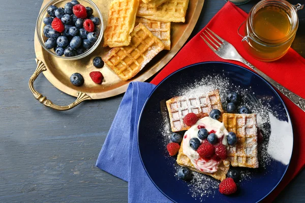 Cialde dolci fatte in casa con frutti di bosco — Foto Stock