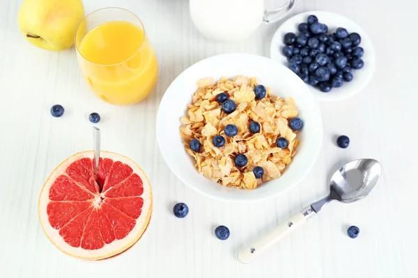 Healthy breakfast with fruits and berries — Stock Photo, Image
