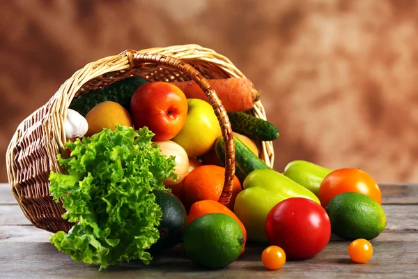 Montón de frutas y verduras frescas en cesta —  Fotos de Stock