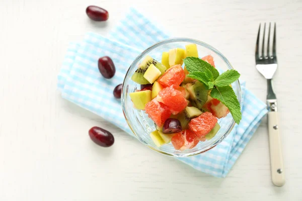 Ensalada de frutas en tazón de vidrio — Foto de Stock