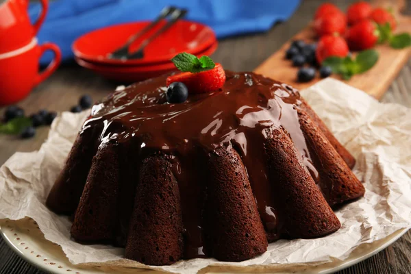 Schokoladenkuchen mit Beeren im Teller auf Tisch, Nahaufnahme — Stockfoto