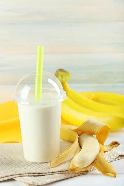 Copo de plástico de milkshake com banana — Fotografia de Stock