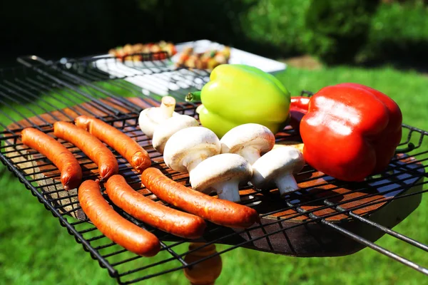 Korv och grönsaker på grillen — Stockfoto