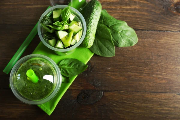 Salada de legumes e frutas verdes — Fotografia de Stock