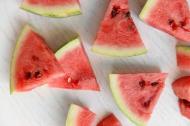 Tahta masada dilimlenmiş karpuz.