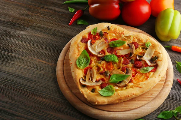 心形披萨和新鲜的蔬菜 — 图库照片
