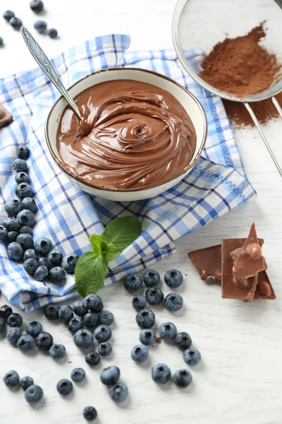 Chocolade crème en bosbessen — Stockfoto