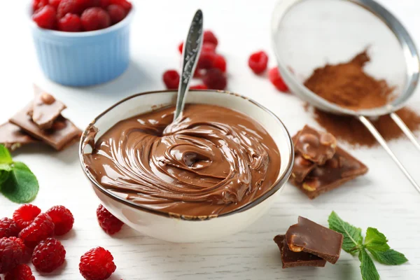 Crema de chocolate y frambuesas — Foto de Stock
