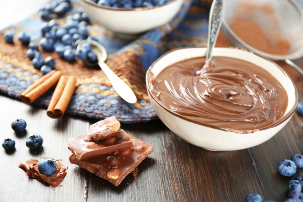 Crema de chocolate y arándanos —  Fotos de Stock